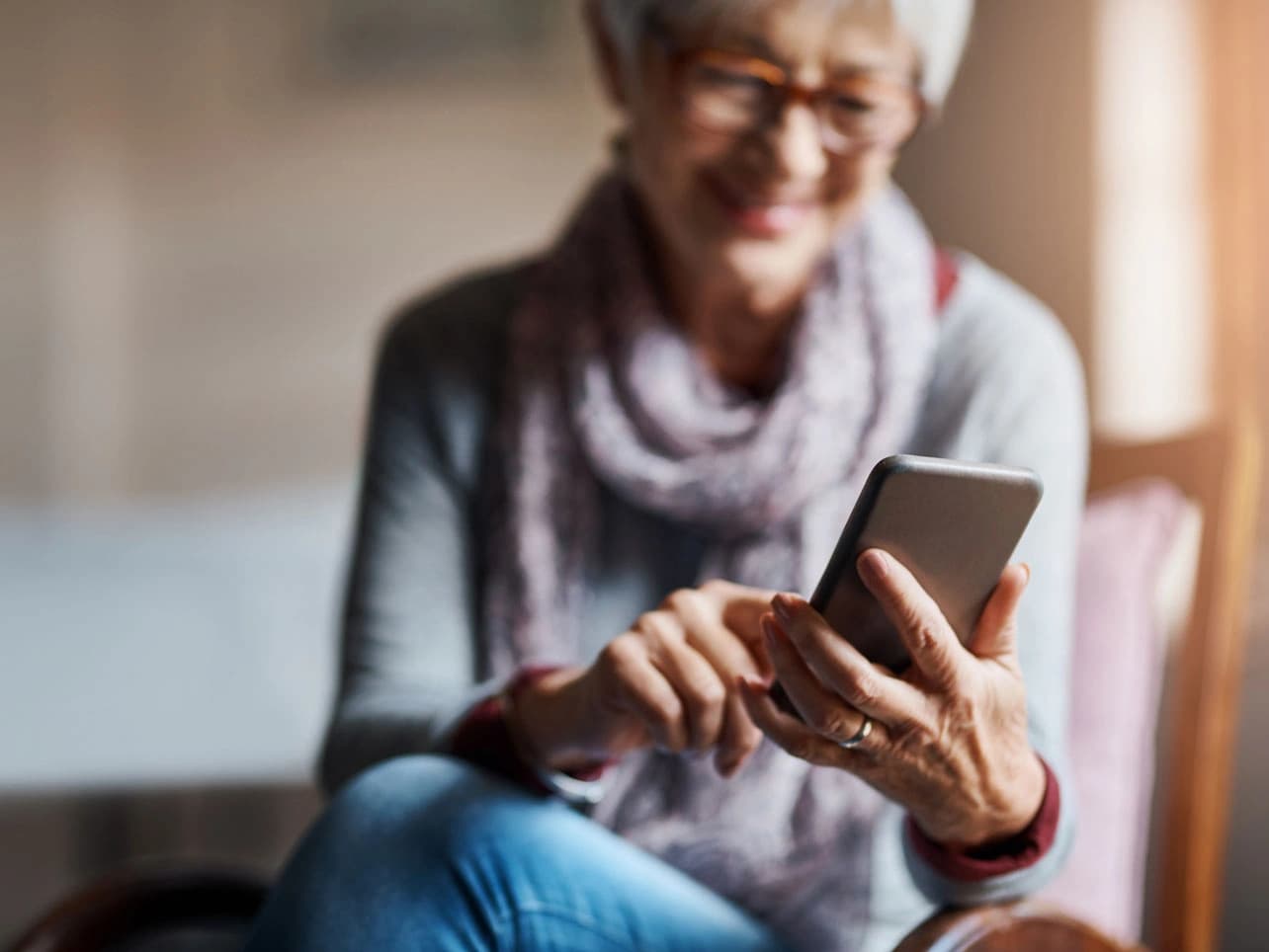 Bild: Frau mit Smartphone