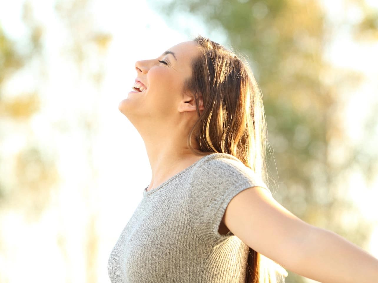 Bild: Frau atmet durch im Sonnenschein