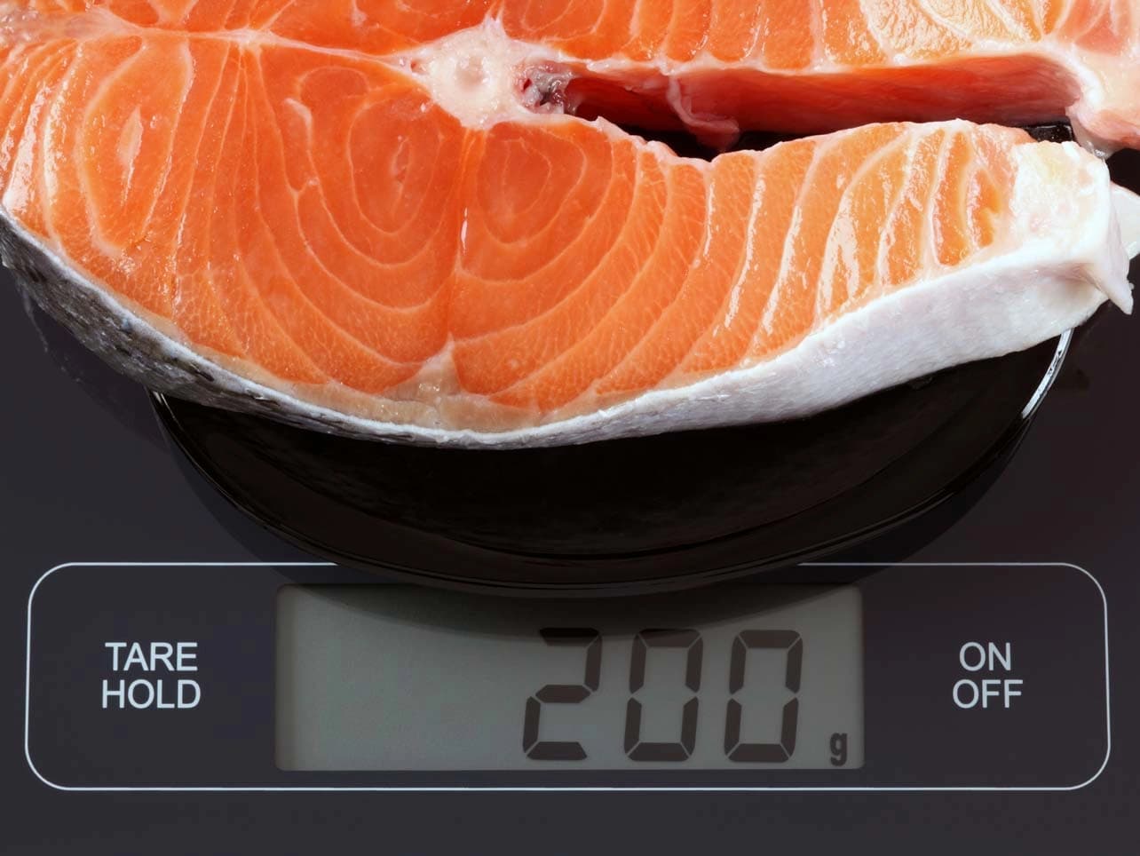 Bild: Stück Lachs auf einer Küchenwaage