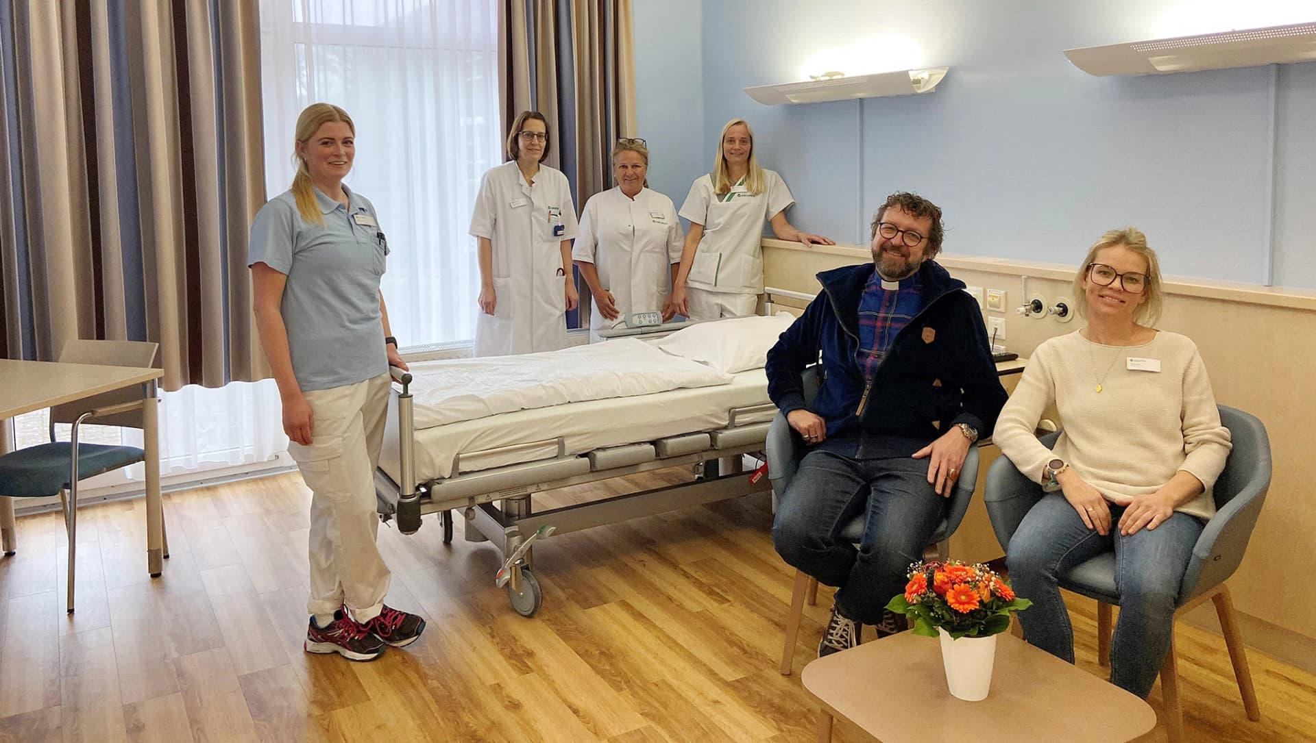 Das Motiv zeigt Mitarbeitende in einem der neuen Palliativzimmer in der Nordseeklinik.