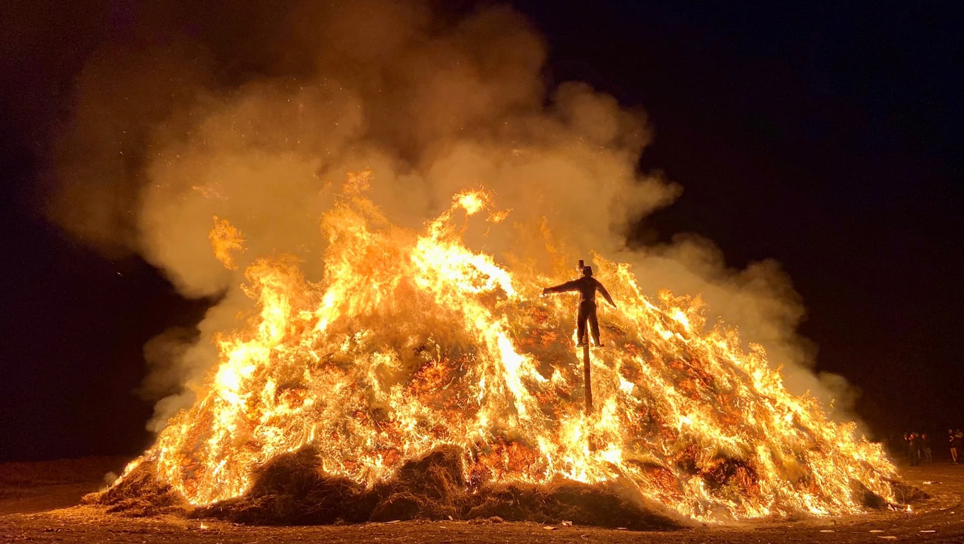 Das Bild zeigt das lodernde Feuer beim Biikebrennen.