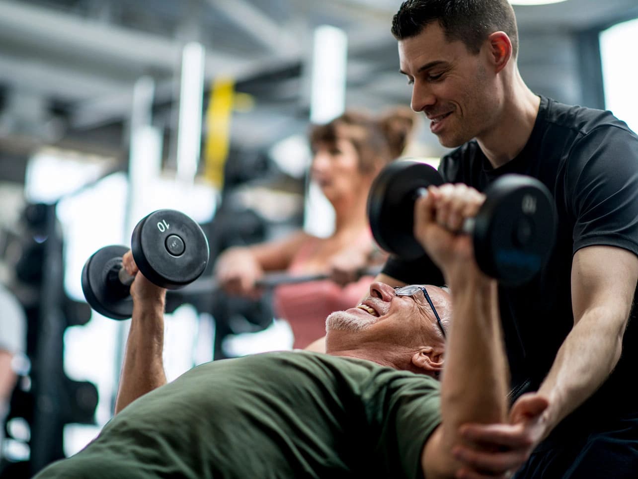 Bild: Älterer Mann mit Personal Trainer