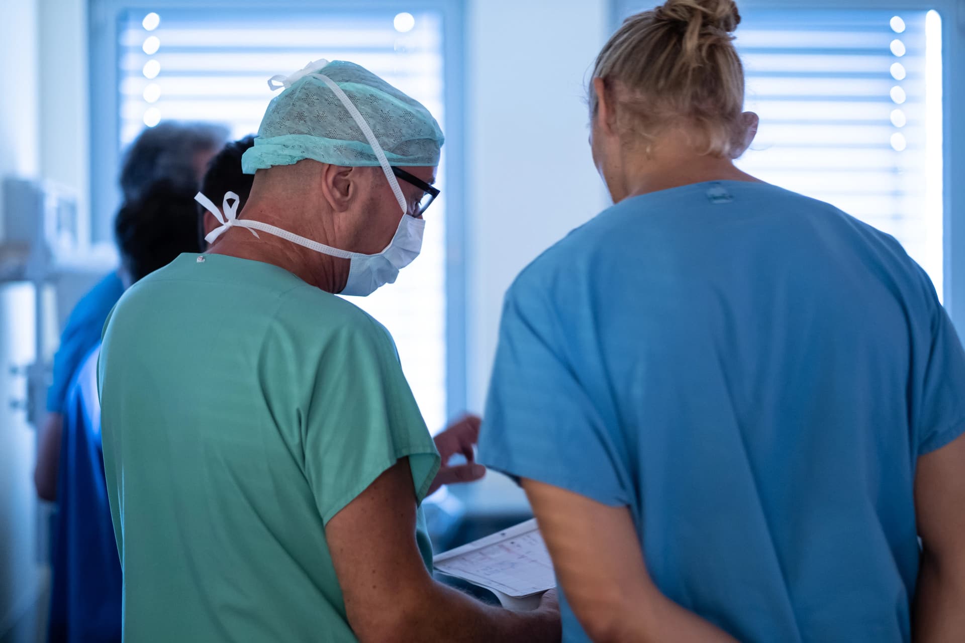 Auf unseren Intensivstationen arbeiten die verschiedenen Fachabteilungen und Berufsgruppen eng zusammen – zum Wohle der Patient:innen.