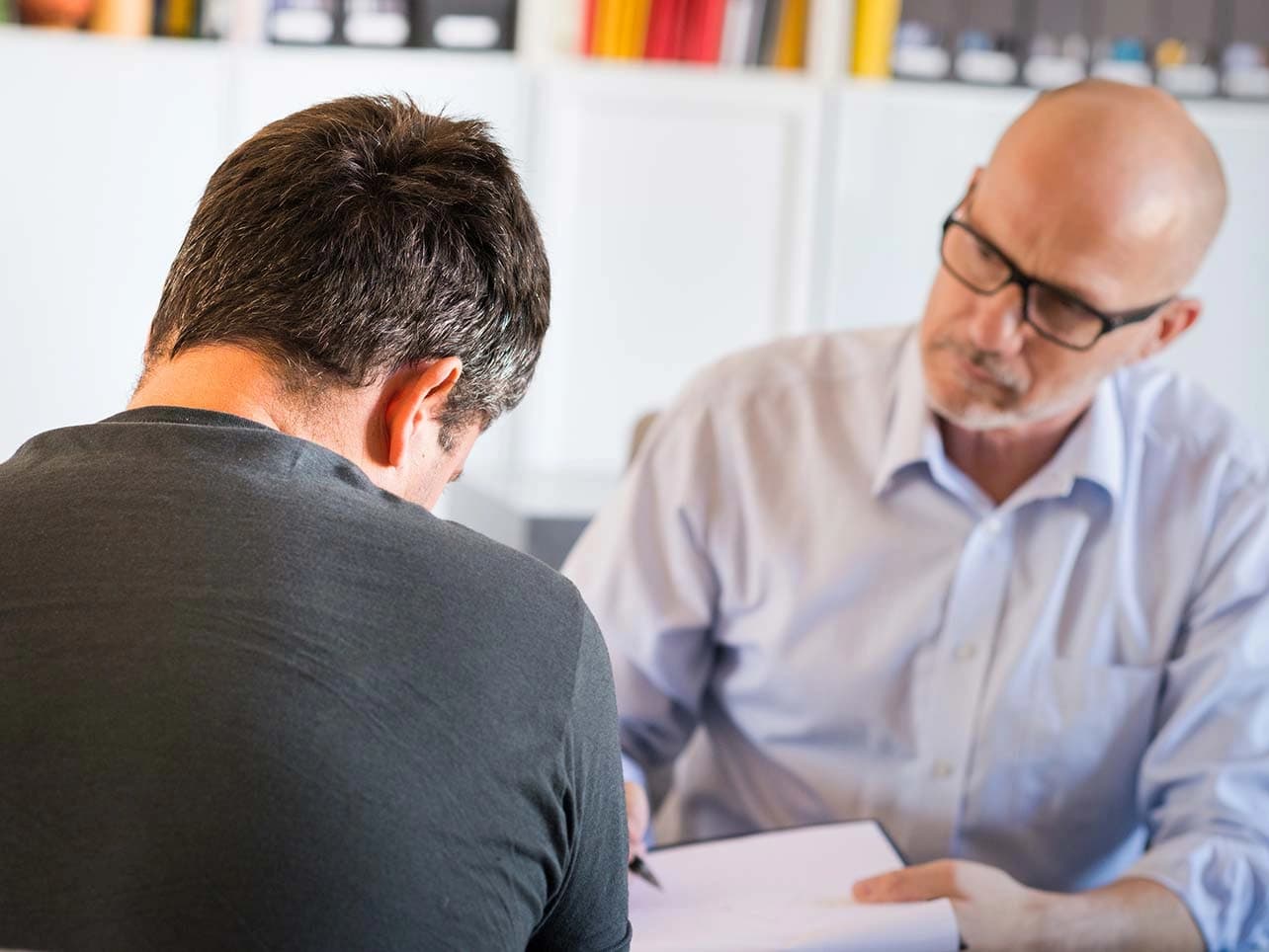 Bild: Man im Therapiegespräch