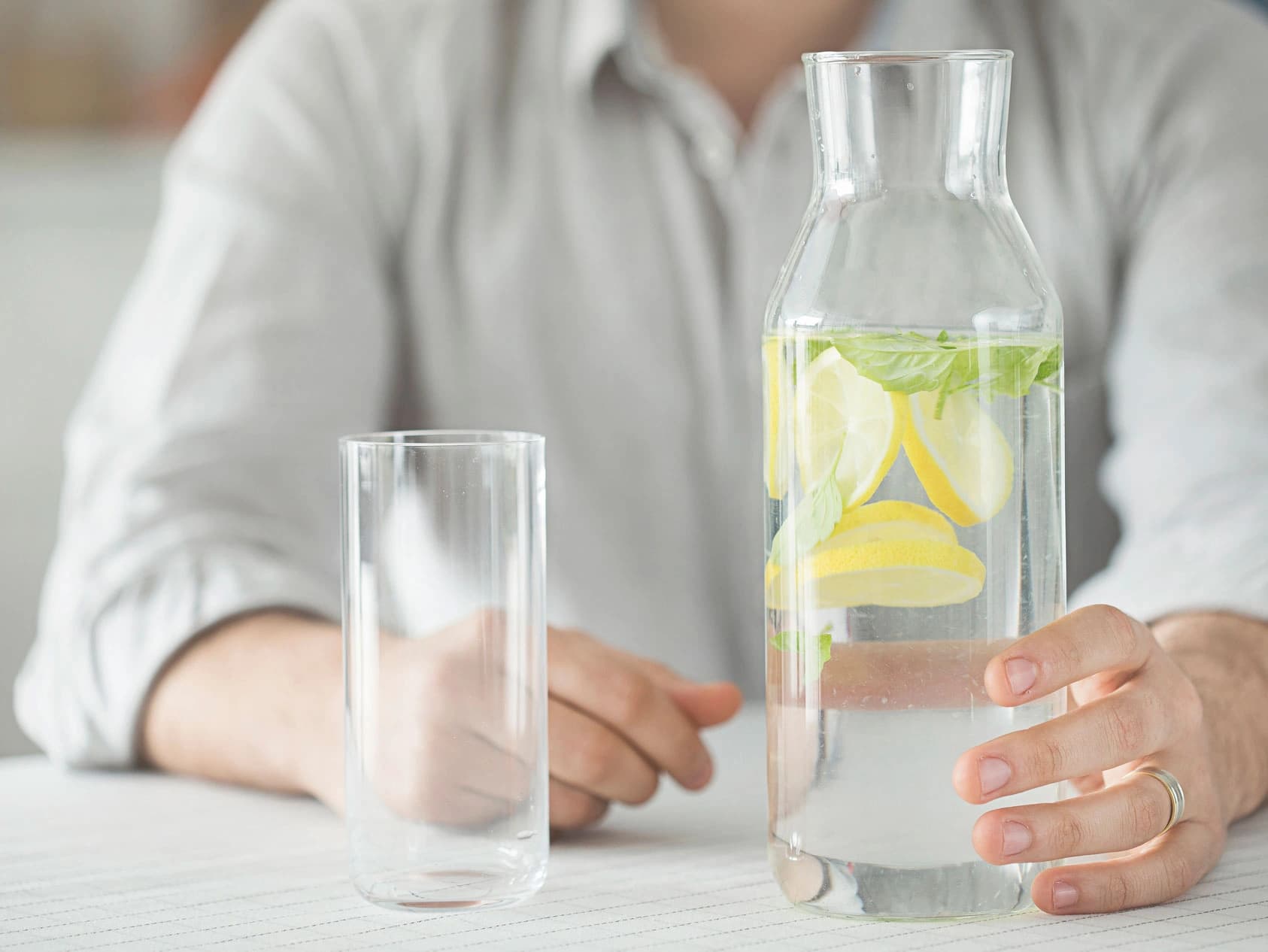 Bild: Mann mit Wasserkaraffe