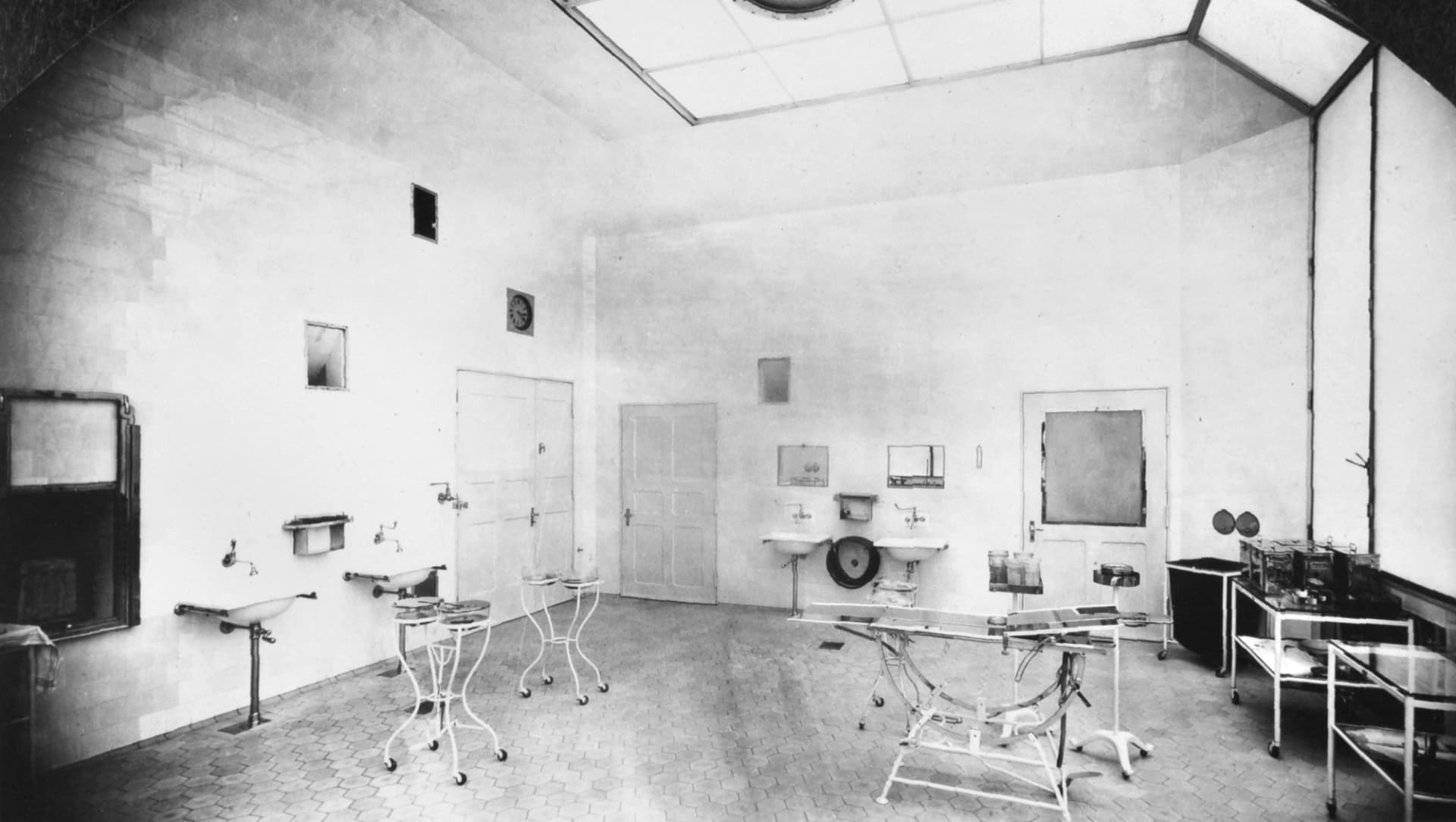Das Foto zeigt einen Operationssaal des Allgemeinen Krankenhauses St. Georg um 1906.