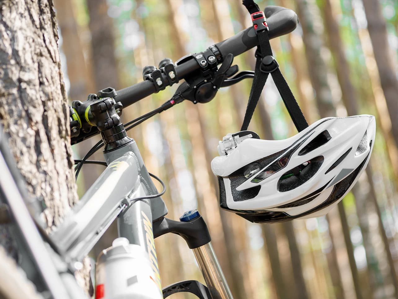 Bild: Fahrradlenker mit Helm