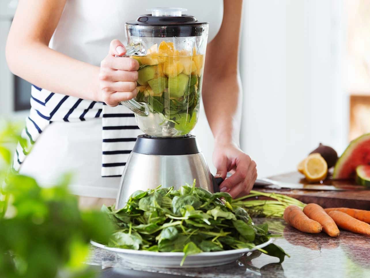 Bild: Frau macht Smoothie im Mixer