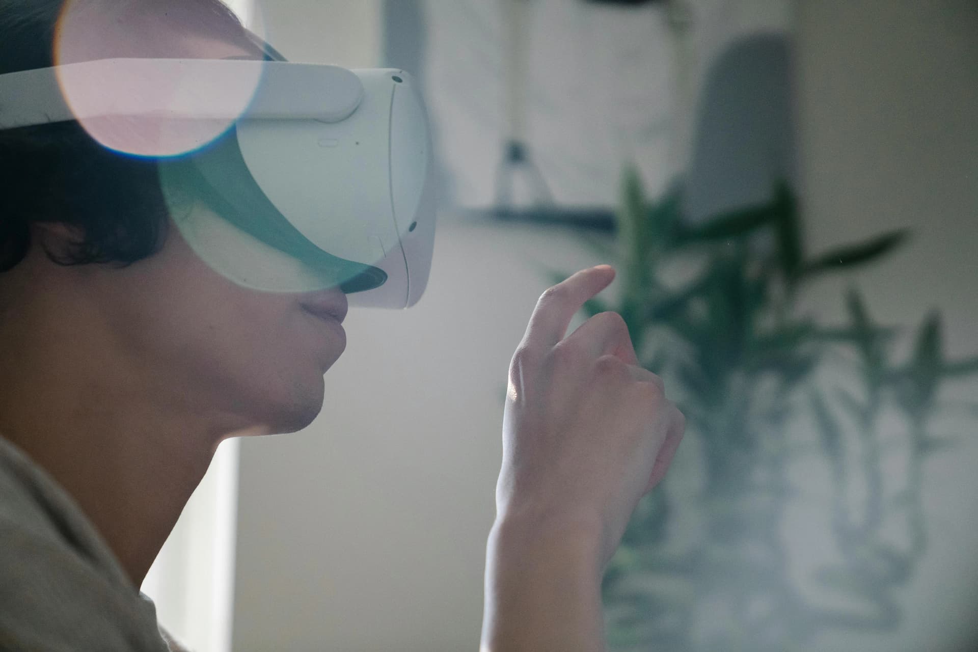 Foto: Person mit VR-Brille