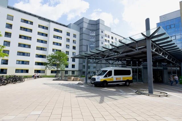 Bild: Außenansicht des RHÖN-Klinikum Frankfurt (Oder).