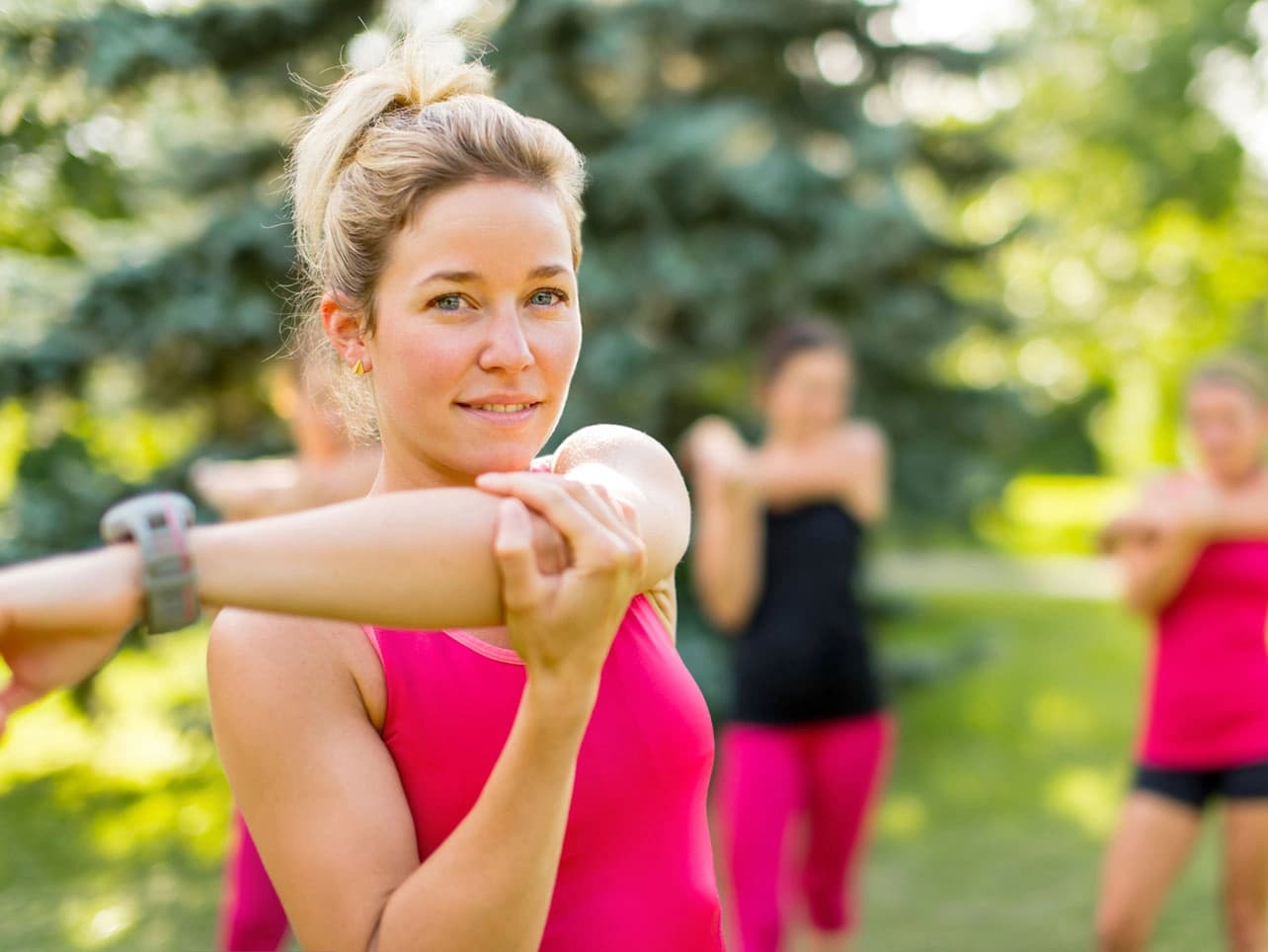 Bild: Junge Frau beim Stretching nach dem Sport