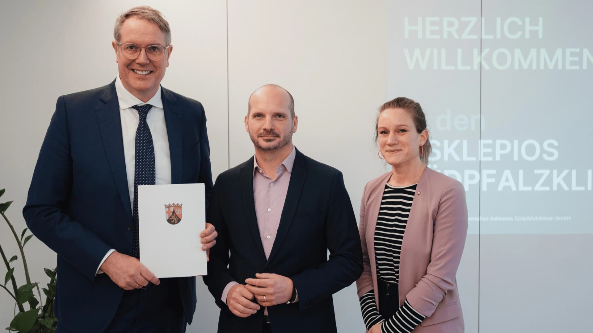 Bild: Übergabe des Fördermittelbescheid in Kandel (vlnr): Ministerpräsident Alexander Schweitzer, Frank Lambert, Geschäftsführer der Asklepios Südpfalzkliniken und Regionalgeschäftsgeschäftsführer im Asklepios Verbund, Katharina Heil, Ministerialdirektorin im Ministerium für Wissenschaft und Gesundheit