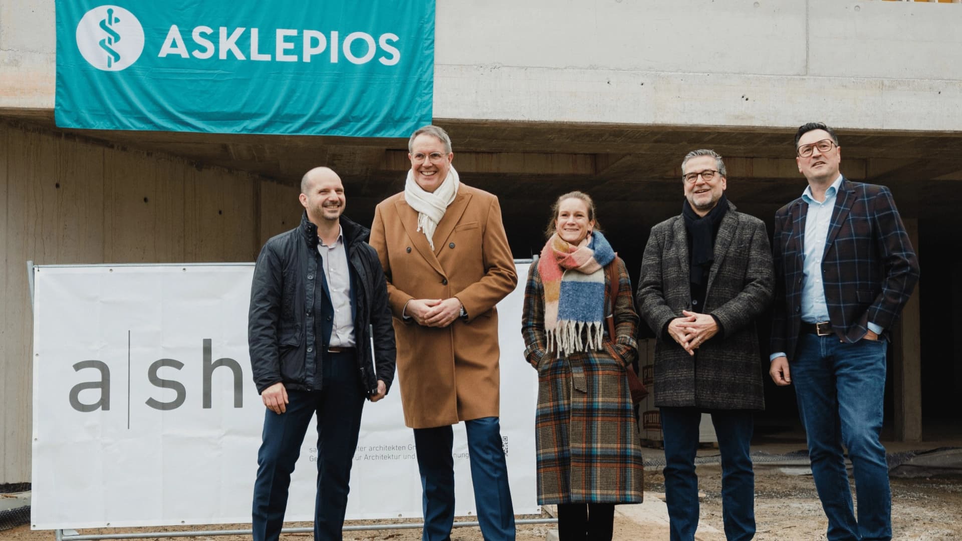 Bild: Übergabe des Fördermittelbescheids in Kandel (vlnr): Geschäftsführer Frank Lambert, Ministerpräsident Alexander Schweitzer, Katharina Heil, Ministerialdirektorin im Ministerium für Wissenschaft und Gesundheit, Jürgen Schmitz und Christian Eichhorn