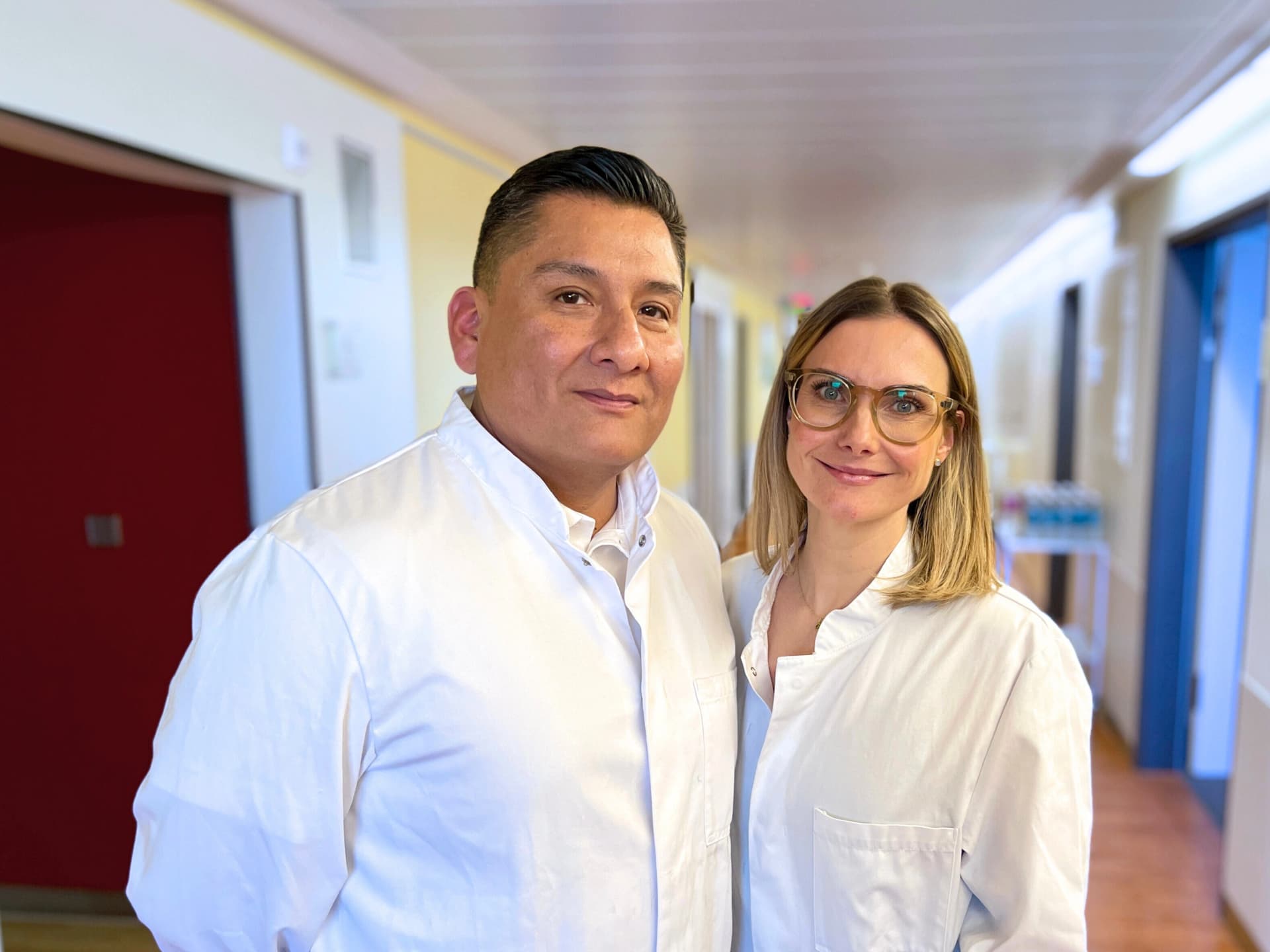 Bild: Dr. med. Sonko Borstelmann und Dr. med. Hannah-Lena Güngör starten gemeinsam in der Gynäkologie der Asklepios Klinik Altona.