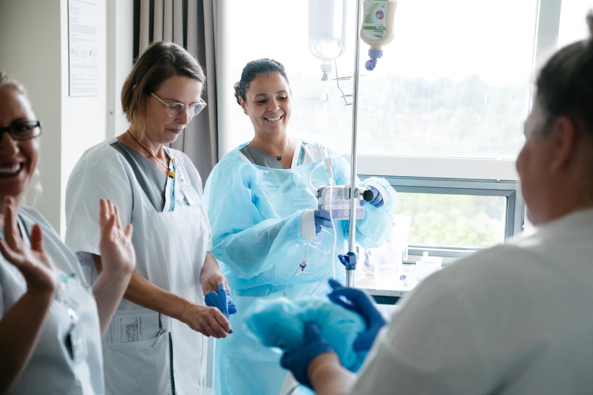 In unserer neurologischen Frühreha ist Teamwork alles – hier arbeiten unsere Pflegeprofis Hand in Hand.