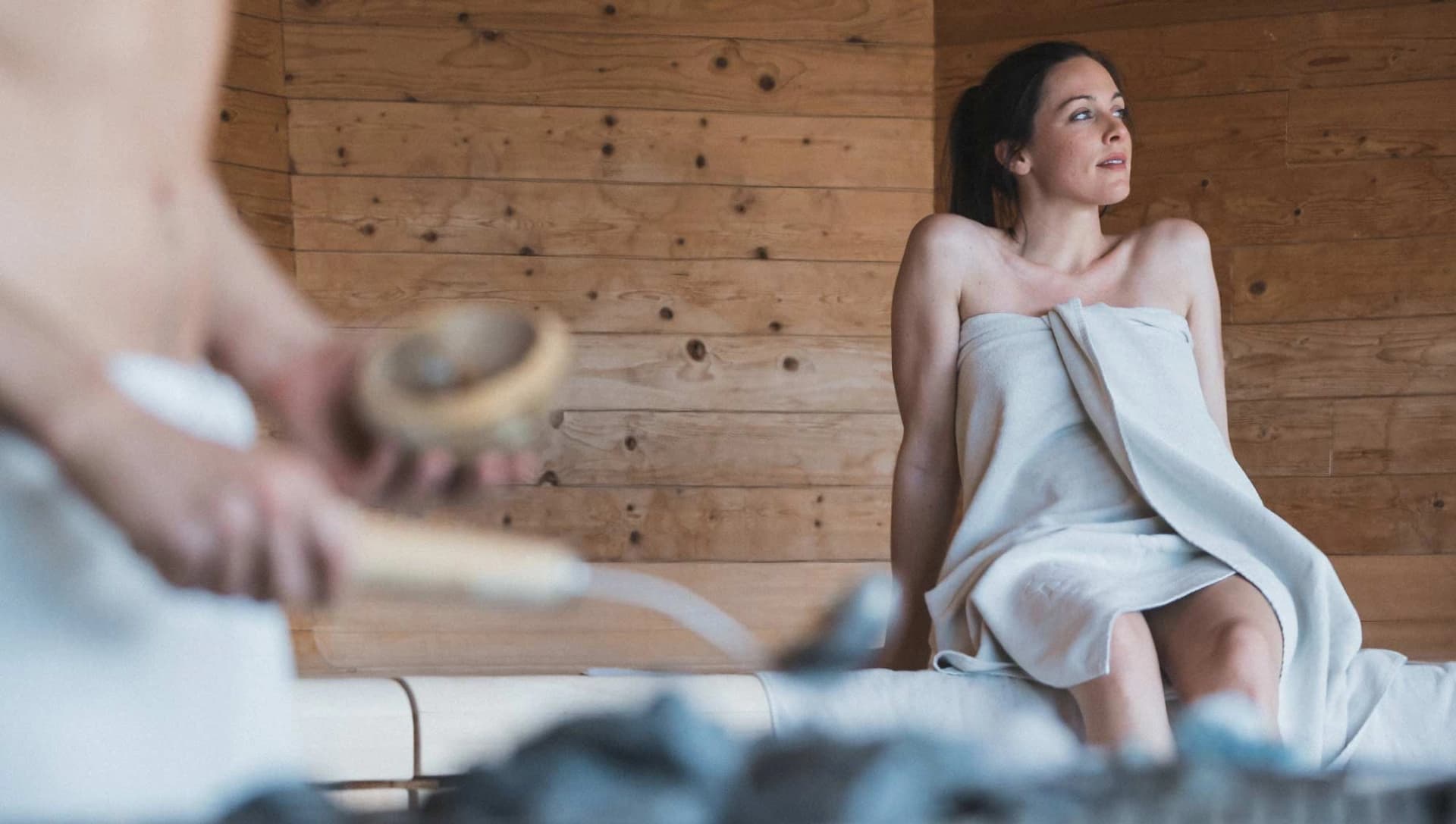 Bild: Läuferin erholt sich in der Sauna