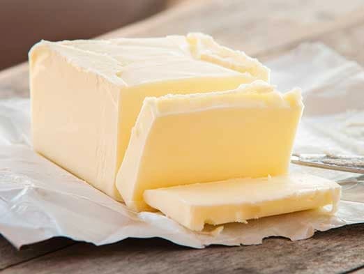 Bild: Butter auf einem Brett
