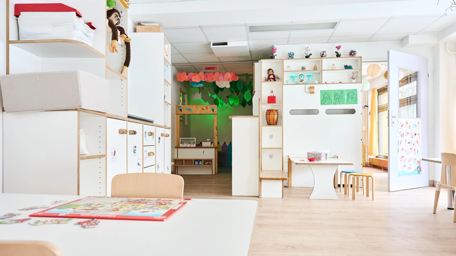 Bild: Gruppenraum mit vielfältigen Lern- und Spielbereichen sowie Rückzugsorten für die Kinder.