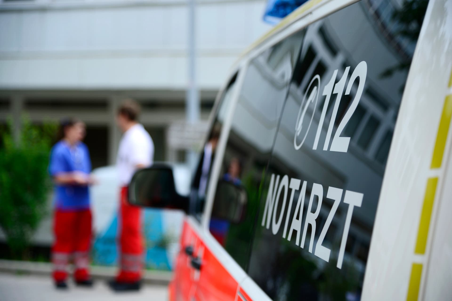 Bild: Notarzt und Fahrzeug