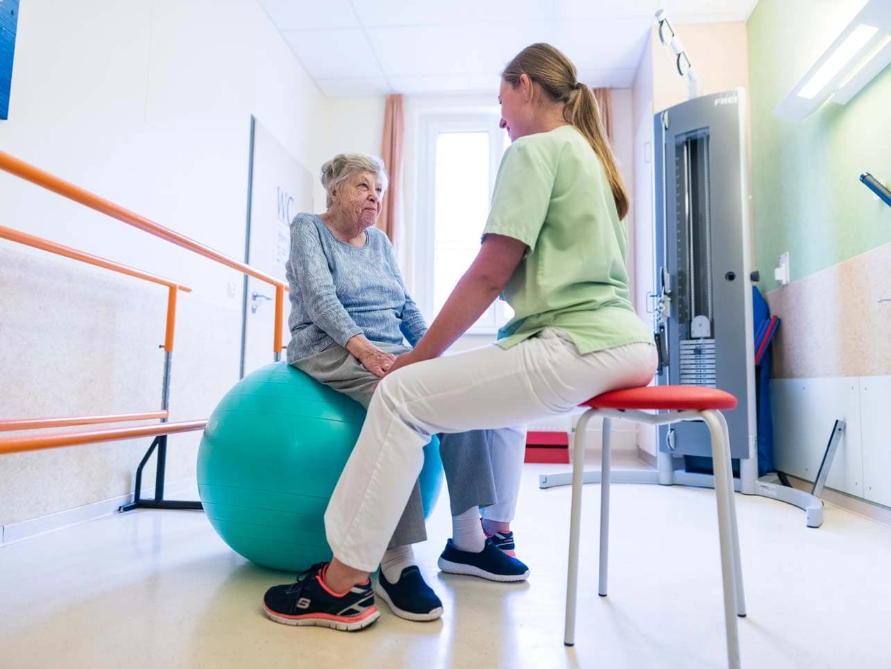 Bild: Patientin und Physiotherapeutin