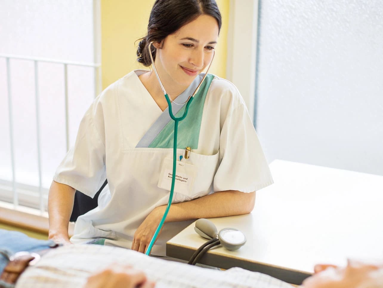Bild: Gesundheits- und Krankenpflegerin kümmert sich um Patienten
