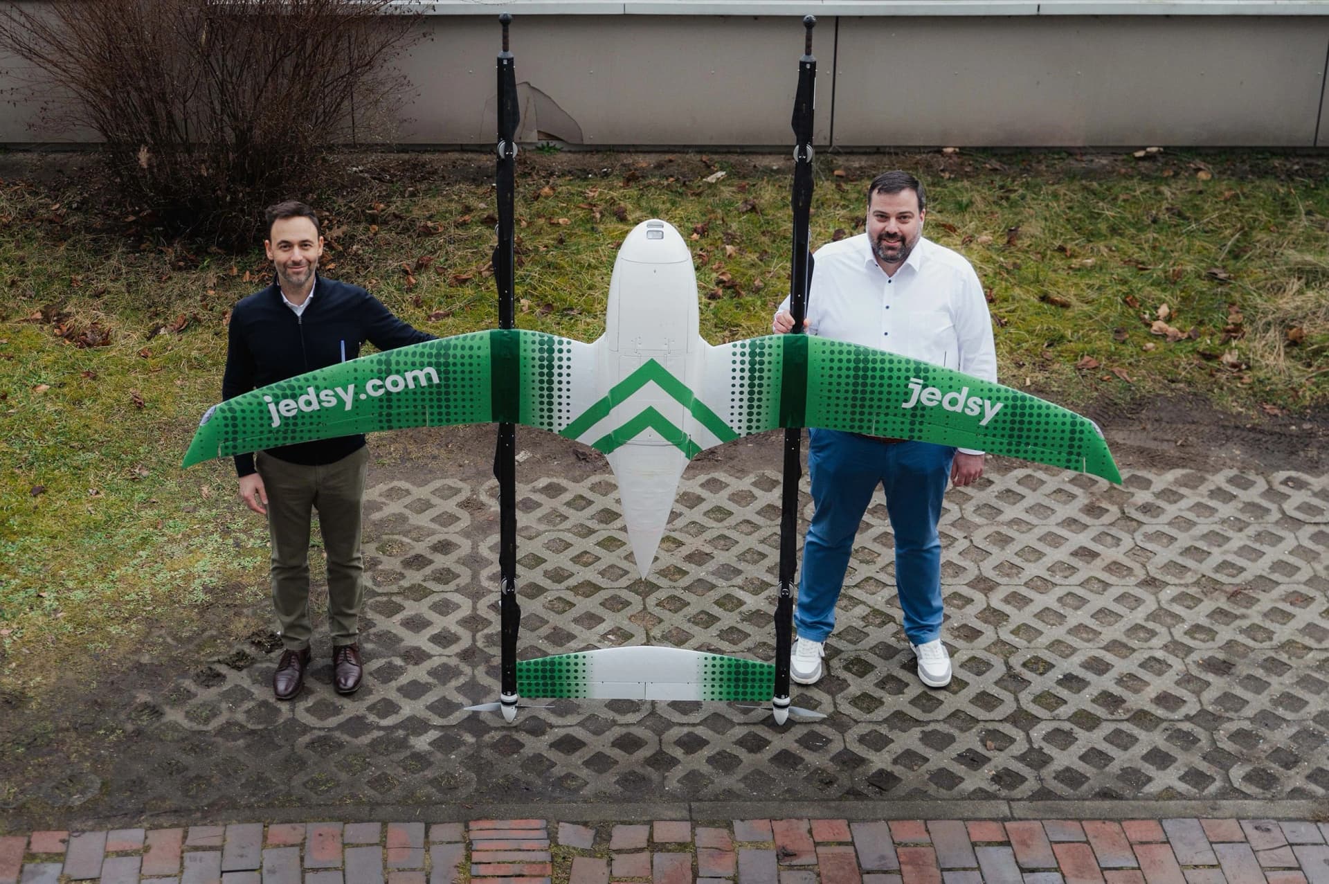 Daniel Amrein Geschäftsführung der Asklepios Kliniken Hamburg und Patrick Hauser Geschäftsführung MEDILYS mit der Jedsy-Drohne