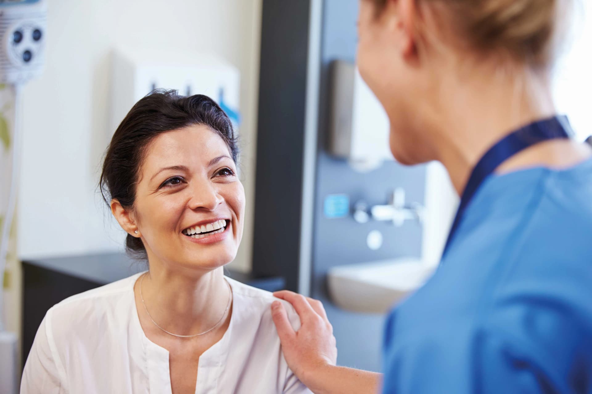 Das Motiv zeigt eine Patientin und eine Ärztin