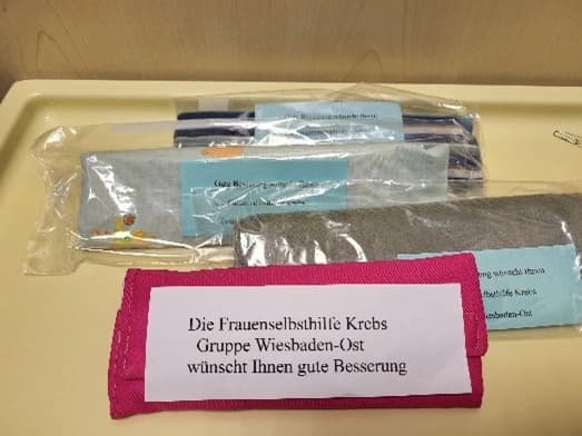 Das Foto zeigt selbstgenähte Gurtschoner der Frauenselbsthilfegruppe Wiesbaden-Ost.