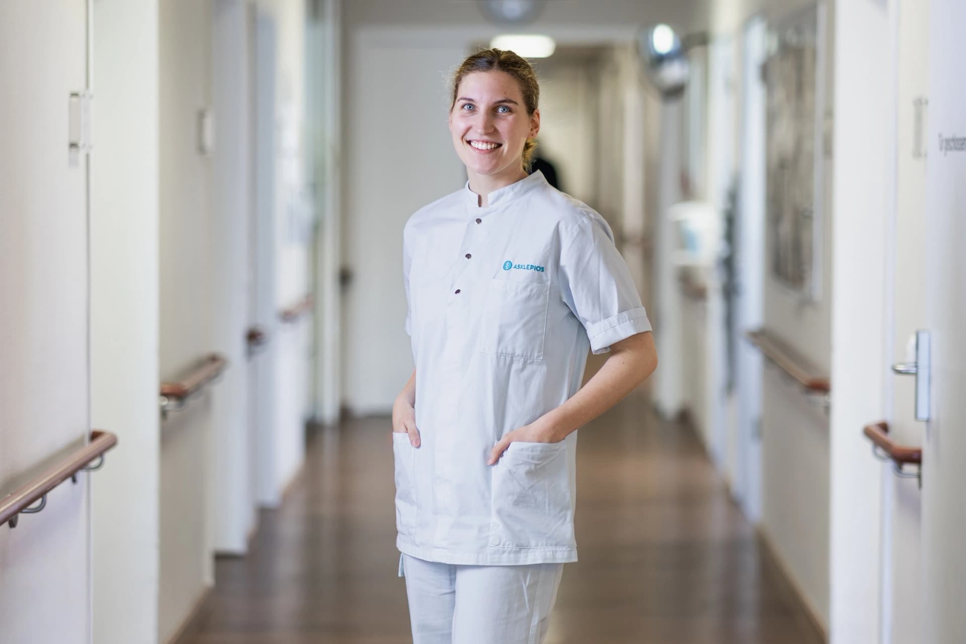 Das Bild zeigt eine der Neuropsychologinnen der Klinik