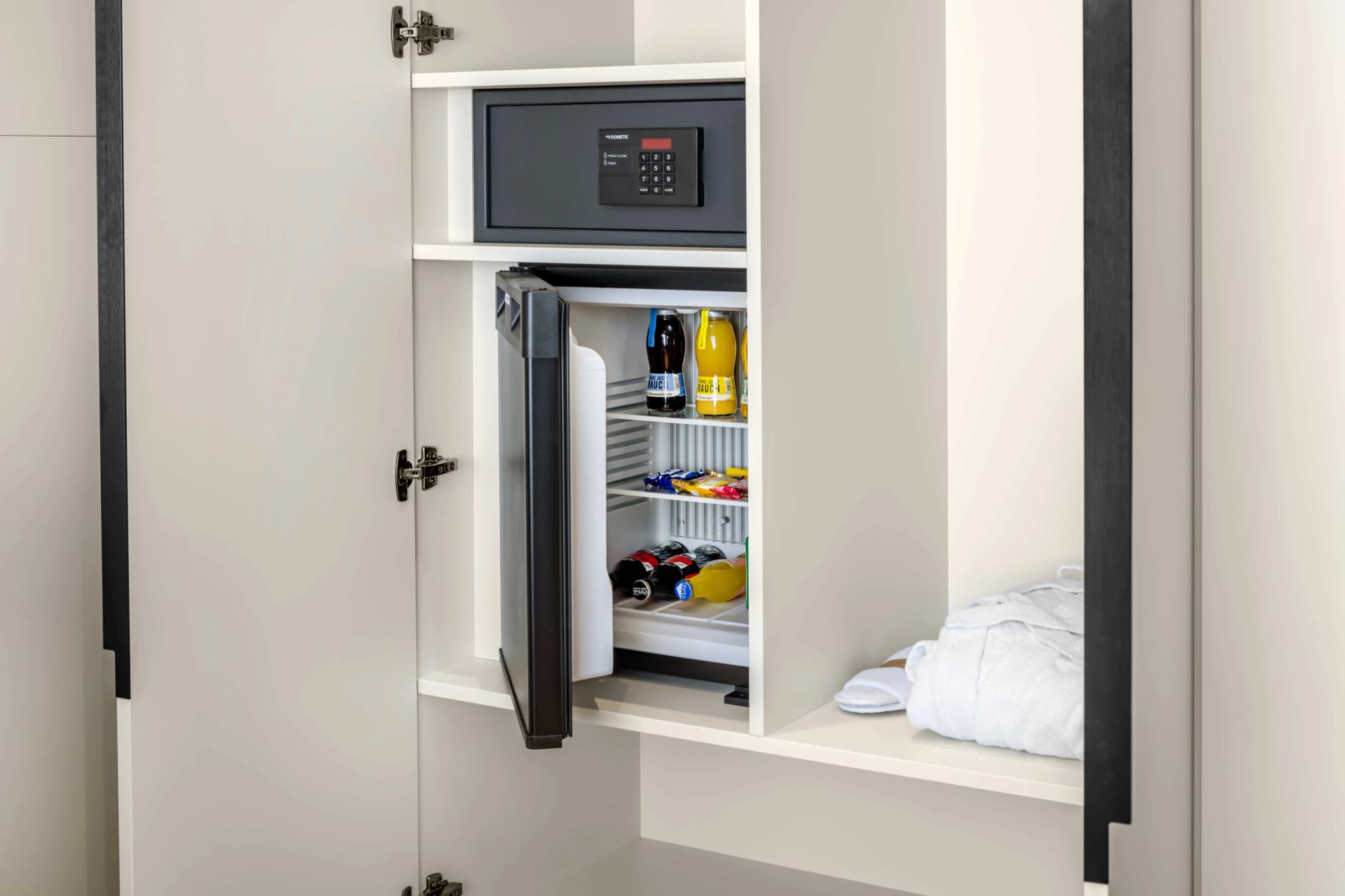 Das Motiv zeigt die Minibar im Zimmer