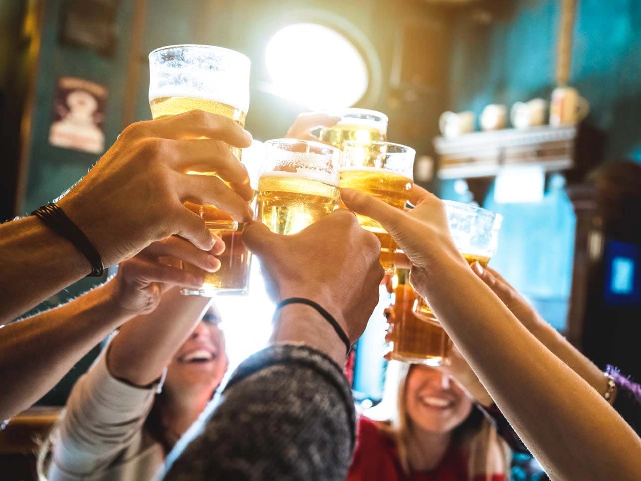 Bild: Gruppe stößt mit Bier an