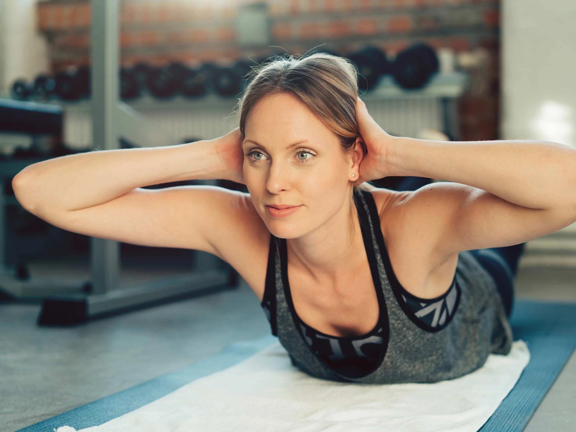 Bild: Frau beim Rückentraining