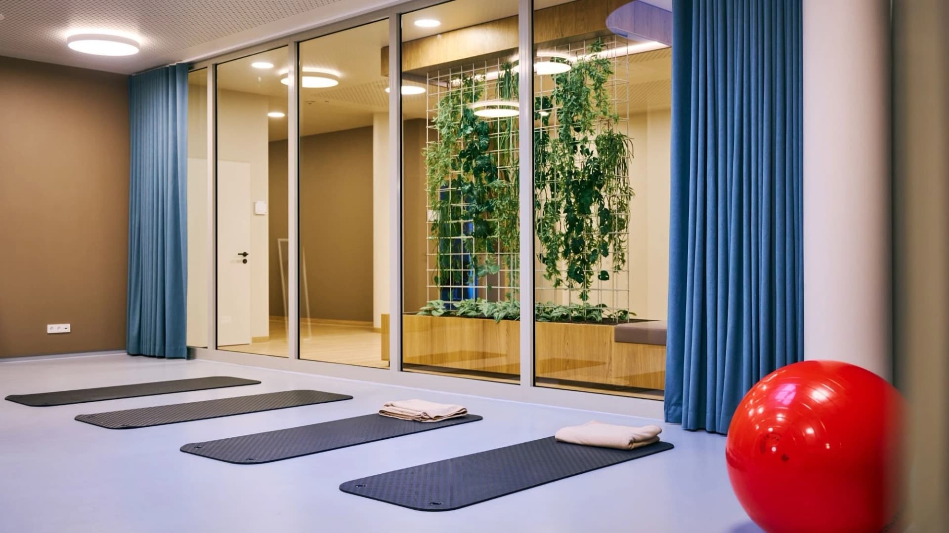 Bild: Sportraum mit Yogamatten und einem Gymnastikball in der Asklepios Private Tagesklinik Erfurt