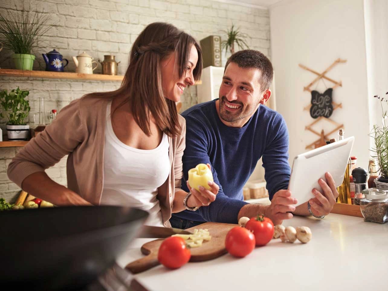 Bild: Pärchen kocht gemeinsam