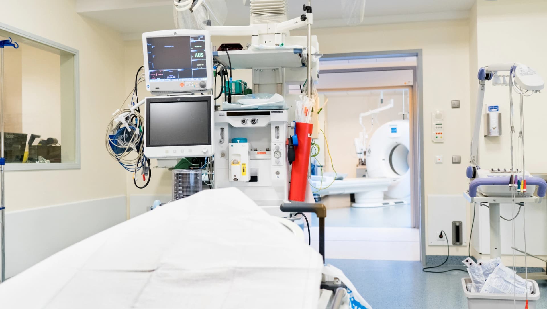 Das Bild zeigt einen sogenannten "Schockraum" (Behandlungsraum) in der Zentralen Notaufnahme der Asklepios Klinik St. Georg