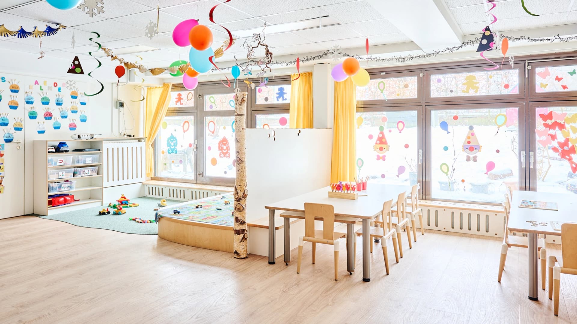 Bild: Spiel- und Lernlandschaft der Kita Kunterbunt mit verschiedenen Funktionsecken für die Kinder