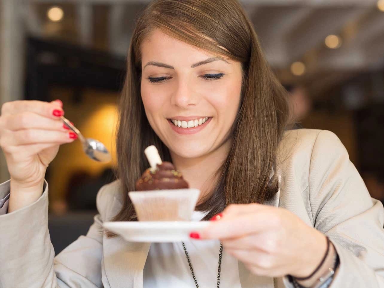 Bild: Frau isst Muffin