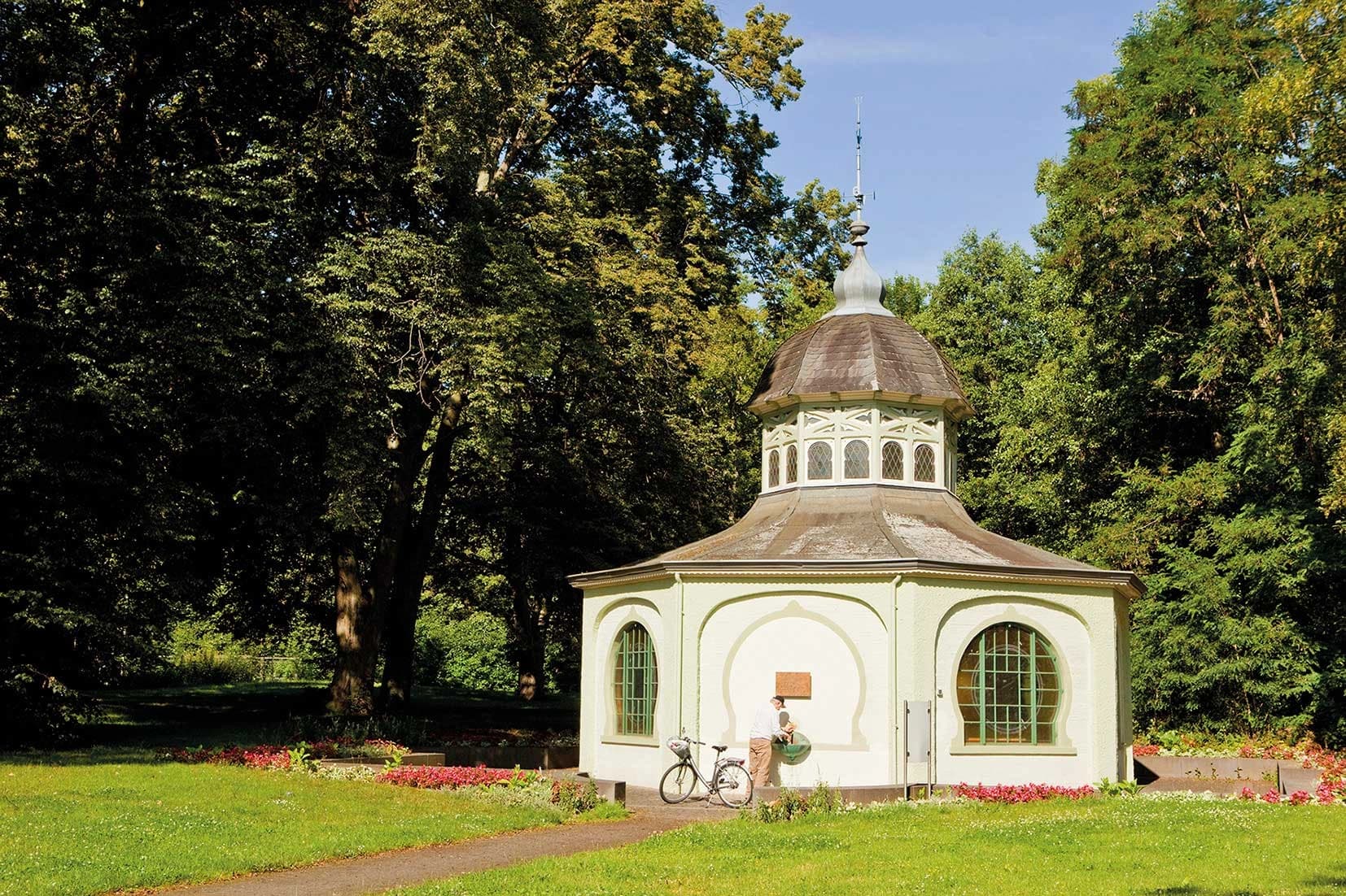 Das Motiv zeigt die Königsquelle Bad Wildungen