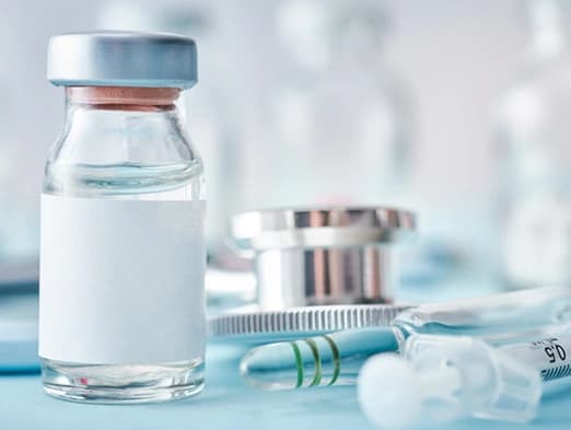 Bild: Ärztin im Gespräch mit Patienten