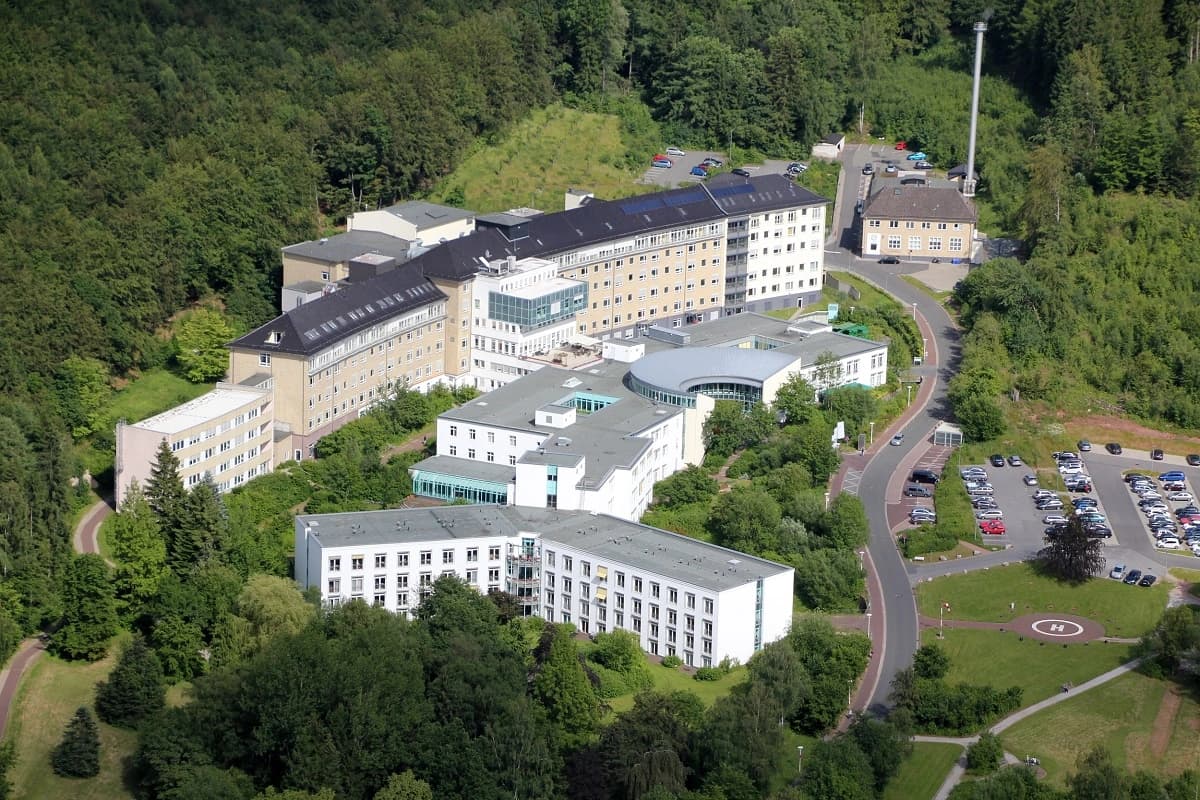 Auf diesem Bild sieht man eine Luftaufnahme der Asklepios Klinik Schildautal Seesen.