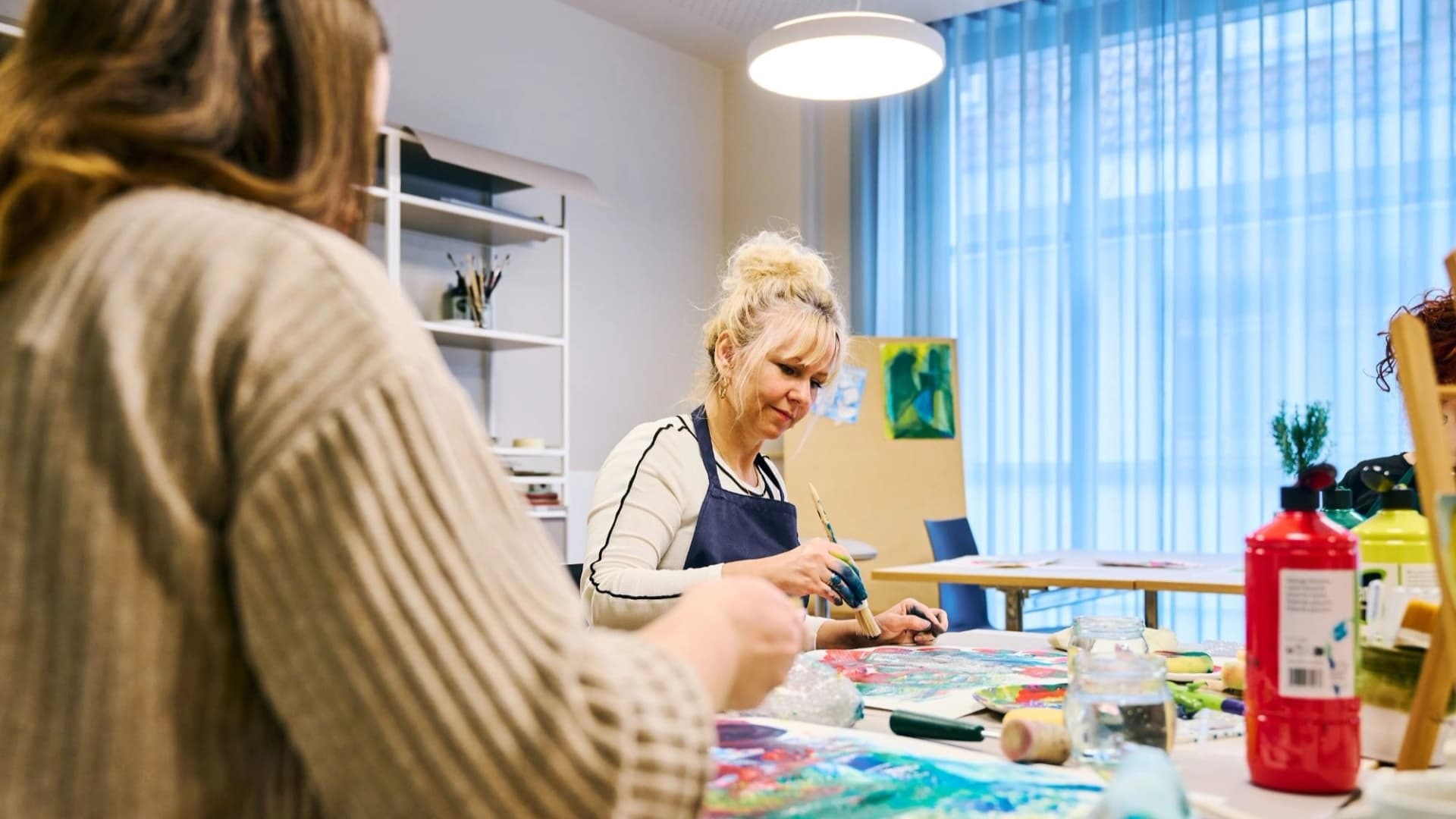 Bild: Patientinnen bei der Kunsttherapie in der Asklepios Private Tagesklinik Erfurt