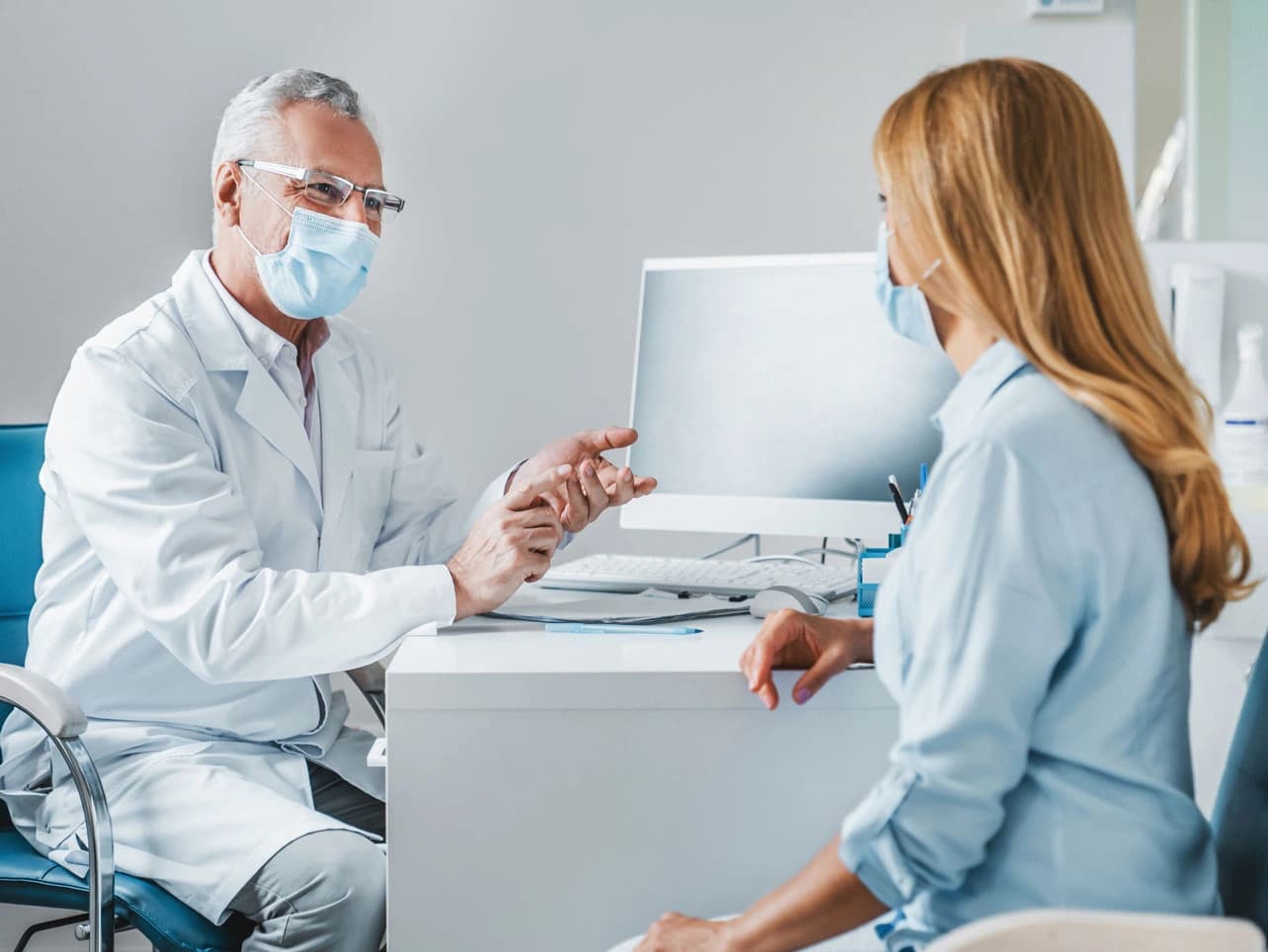 Bild: Patientin im Gespräch mit Arzt