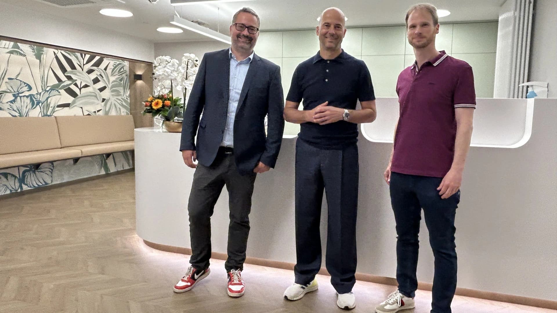Bild: Eröffnung des Ambulanten OP-Zentrums von Asklepios in Hamburg-Volksdorf mit (v.l.n.r.) Steffen Meyer, Geschäftsführer der Asklepios OP-Zentrum MVZ GmbH, Asklepios CEO Joachim Gemmel und Dr. med. Sebastian Kopp, Ärztlicher Leiter der Asklepios OP-Zentrum GmbH.