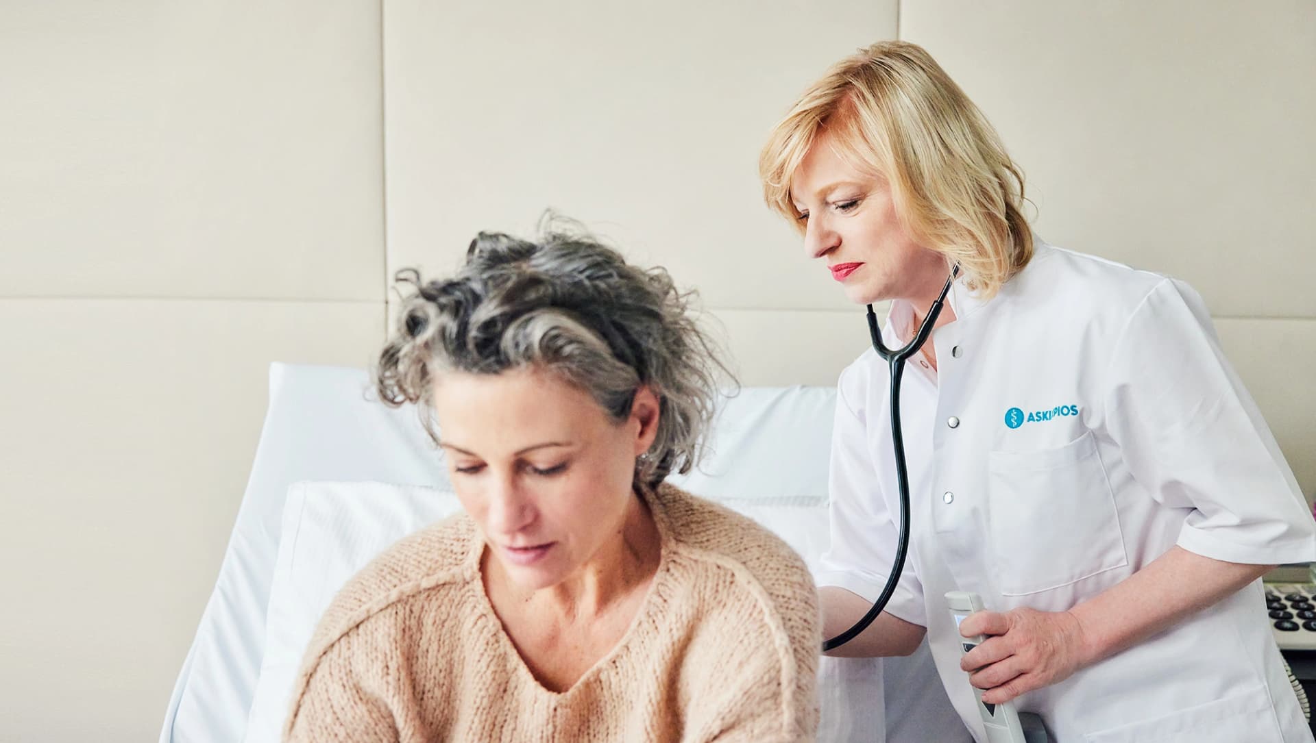 Bild: Ärztin hört privita Patientin ab