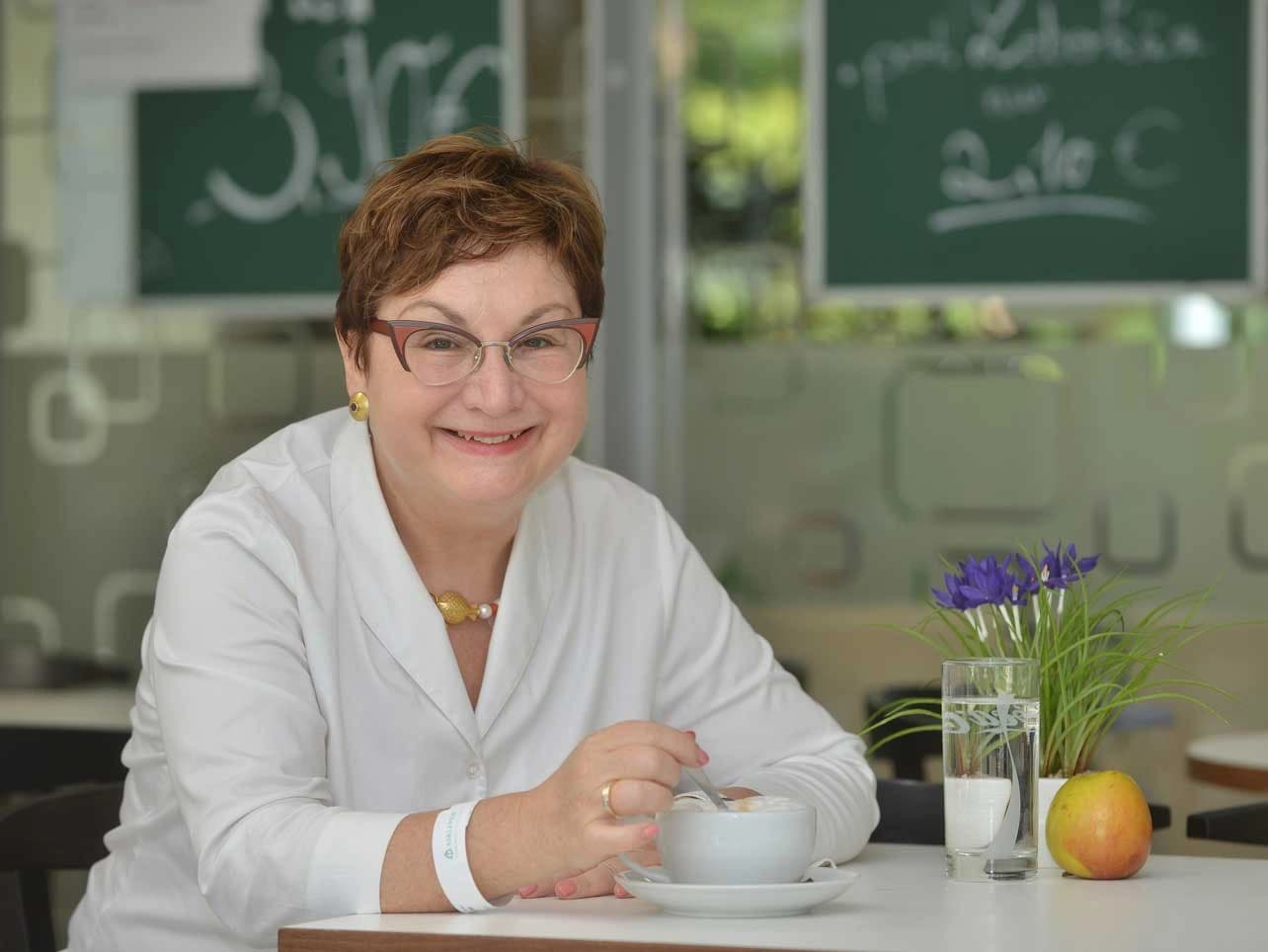 Bild: Sonja Oertle beim Kaffeetrinken