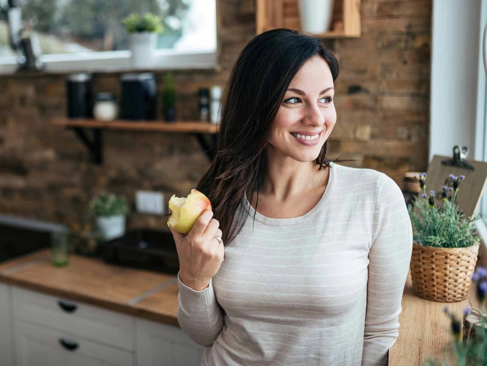 Bild: Frau isst Apfel mit Schale
