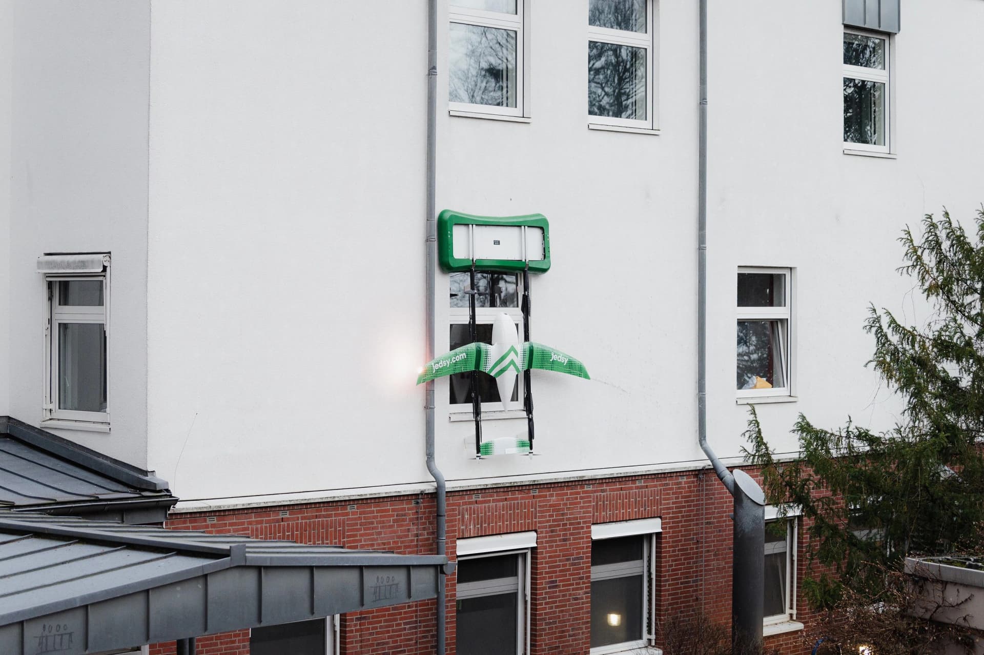 Andockende Jedsy-Drohne am Labor der Asklepios Klinik Bad Oldesloe