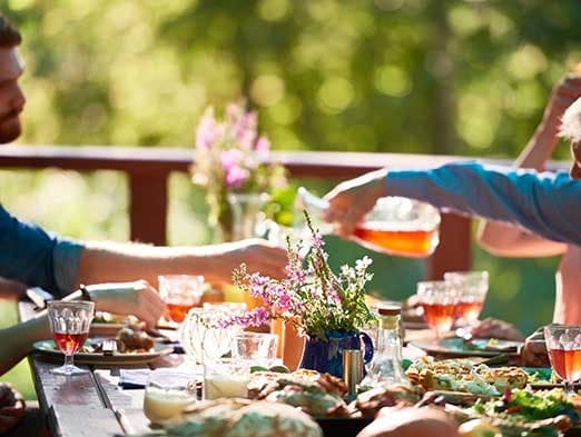 Bild: Tisch mit Essen und Trinken