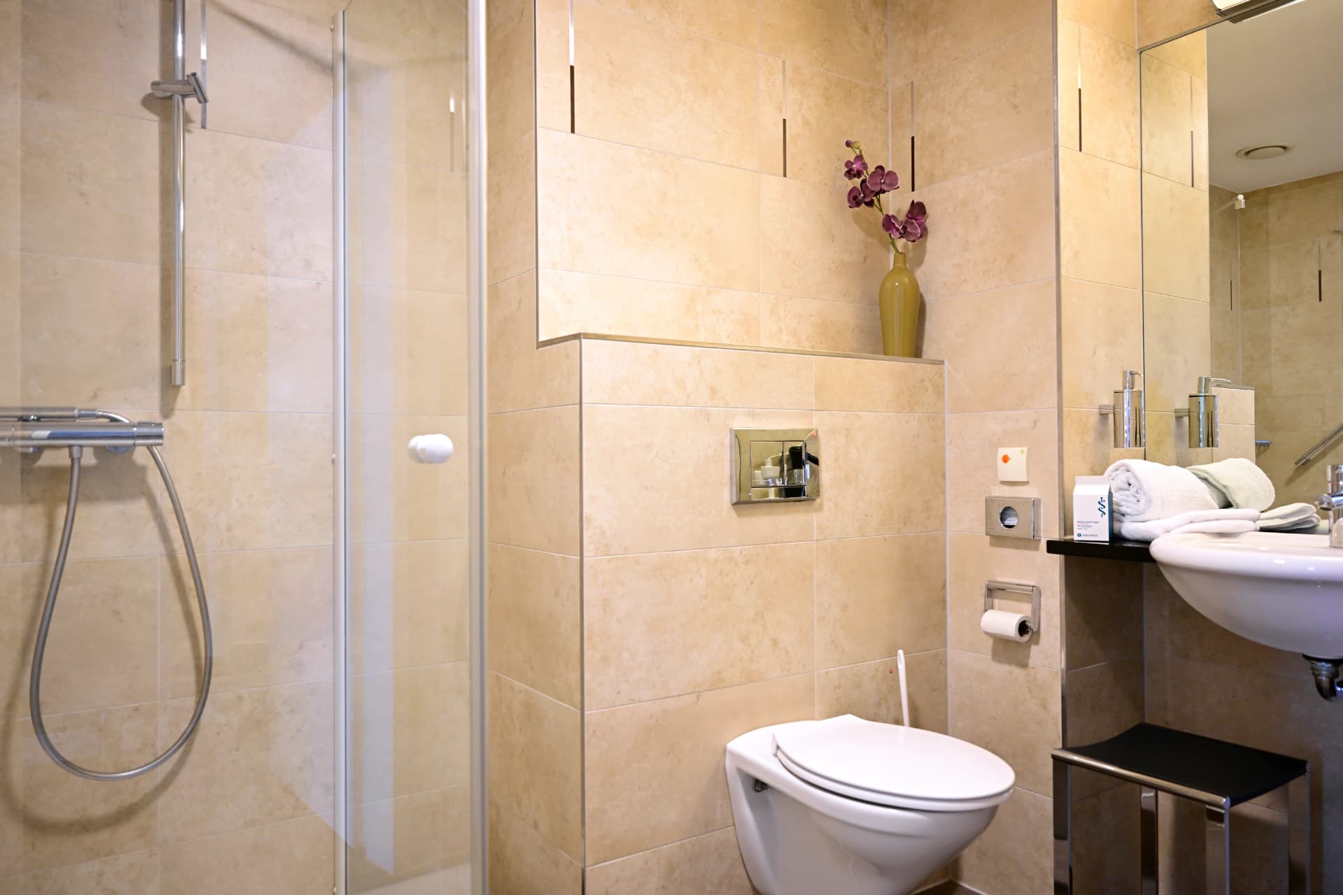 Bild:Innenansicht Badezimmer Privatstation