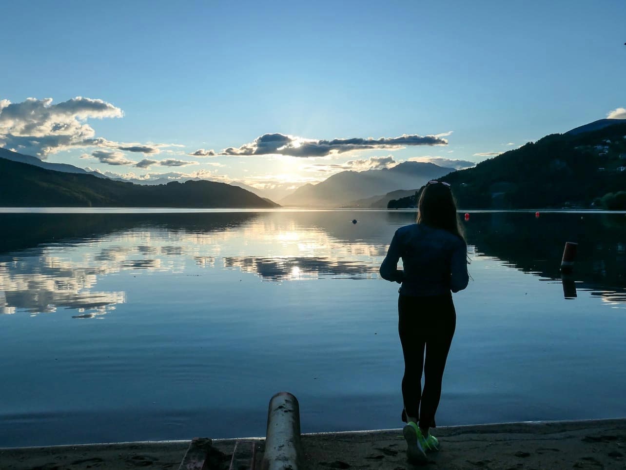 Bild: Frau am See
